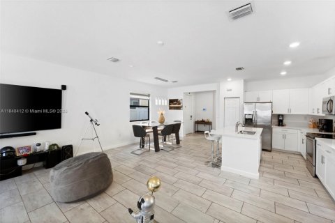 House in Hialeah, Florida 4 bedrooms, 201.97 sq.m. № 1980151 - photo 10
