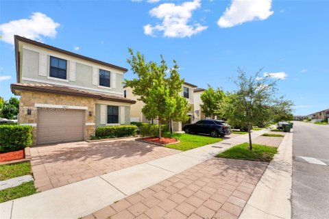 House in Hialeah, Florida 4 bedrooms, 201.97 sq.m. № 1980151 - photo 3