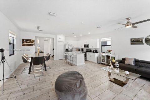 House in Hialeah, Florida 4 bedrooms, 201.97 sq.m. № 1980151 - photo 11