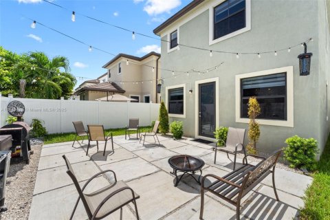 House in Hialeah, Florida 4 bedrooms, 201.97 sq.m. № 1980151 - photo 30