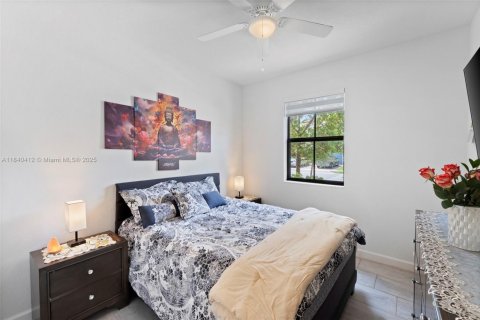 House in Hialeah, Florida 4 bedrooms, 201.97 sq.m. № 1980151 - photo 13