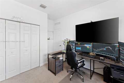 House in Hialeah, Florida 4 bedrooms, 201.97 sq.m. № 1980151 - photo 18