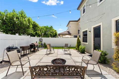 House in Hialeah, Florida 4 bedrooms, 201.97 sq.m. № 1980151 - photo 29