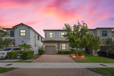 House in Hialeah, Florida 4 bedrooms, 201.97 sq.m. № 1980151 - photo 2