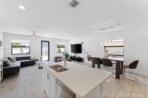 House in Hialeah, Florida 4 bedrooms, 201.97 sq.m. № 1980151 - photo 8