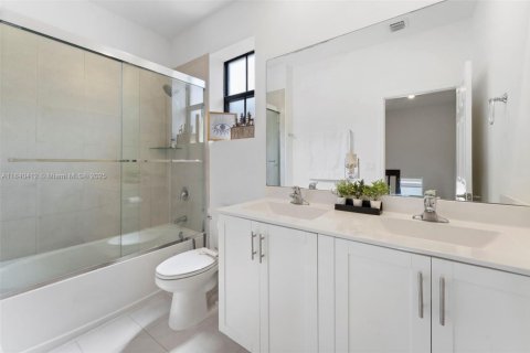 House in Hialeah, Florida 4 bedrooms, 201.97 sq.m. № 1980151 - photo 19