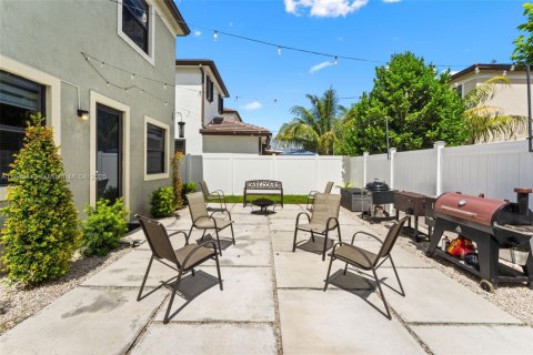 House in Hialeah, Florida 4 bedrooms, 201.97 sq.m. № 1980151 - photo 27
