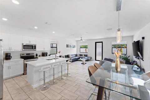 House in Hialeah, Florida 4 bedrooms, 201.97 sq.m. № 1980151 - photo 7
