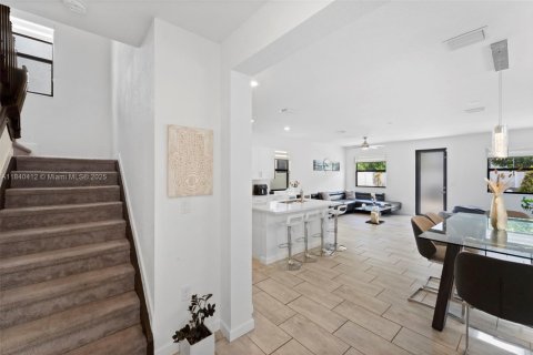 House in Hialeah, Florida 4 bedrooms, 201.97 sq.m. № 1980151 - photo 6