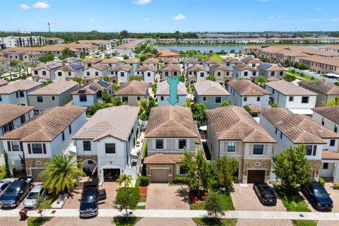 House in Hialeah, Florida 4 bedrooms, 201.97 sq.m. № 1980151 - photo 4