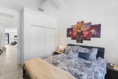 House in Hialeah, Florida 4 bedrooms, 201.97 sq.m. № 1980151 - photo 14