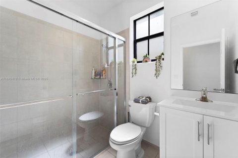 House in Hialeah, Florida 4 bedrooms, 201.97 sq.m. № 1980151 - photo 12