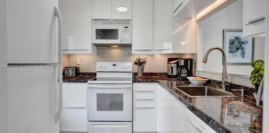 Condo in Lauderdale Lakes, Florida, 2 bedrooms № 1897630