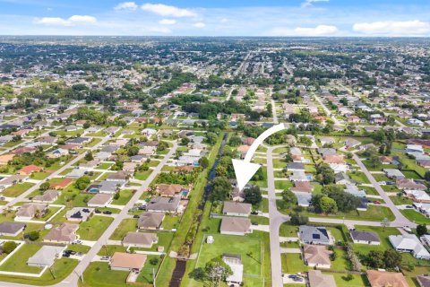 House in Port St. Lucie, Florida 3 bedrooms, 149.94 sq.m. № 2421382 - photo 28