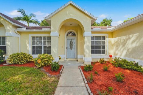 House in Port St. Lucie, Florida 3 bedrooms, 149.94 sq.m. № 2421382 - photo 4