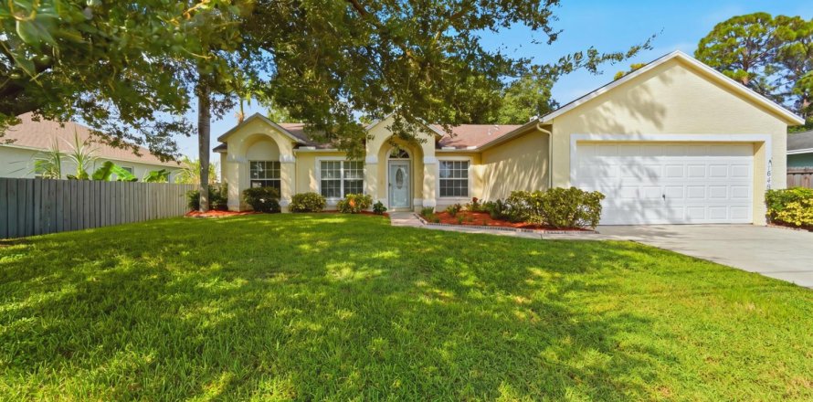 House in Port St. Lucie, Florida 3 bedrooms, 149.94 sq.m. № 2421382