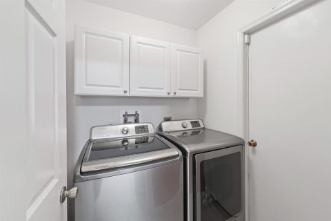 House in Port St. Lucie, Florida 3 bedrooms, 149.94 sq.m. № 2421382 - photo 21