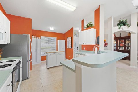 House in Port St. Lucie, Florida 3 bedrooms, 149.94 sq.m. № 2421382 - photo 10