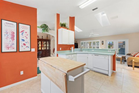 House in Port St. Lucie, Florida 3 bedrooms, 149.94 sq.m. № 2421382 - photo 9