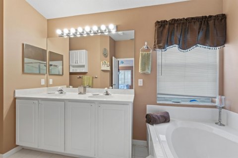 House in Port St. Lucie, Florida 3 bedrooms, 149.94 sq.m. № 2421382 - photo 16