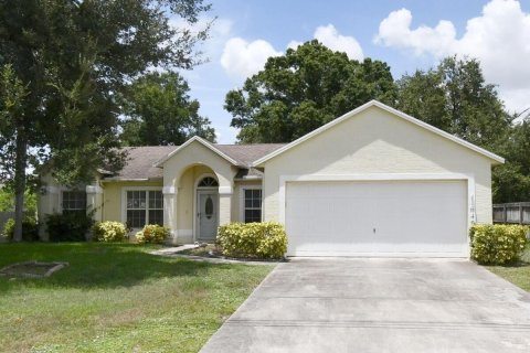 House in Port St. Lucie, Florida 3 bedrooms, 149.94 sq.m. № 2421382 - photo 2