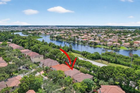 Townhouse in Miramar, Florida 4 bedrooms, 163.6 sq.m. № 1990173 - photo 9