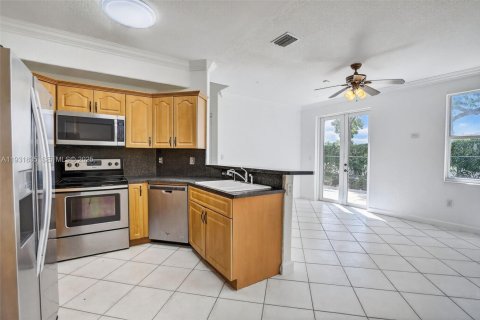 Townhouse in Miramar, Florida 4 bedrooms, 163.6 sq.m. № 1990173 - photo 18