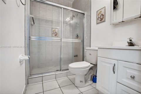 Townhouse in Miramar, Florida 4 bedrooms, 163.6 sq.m. № 1990173 - photo 24