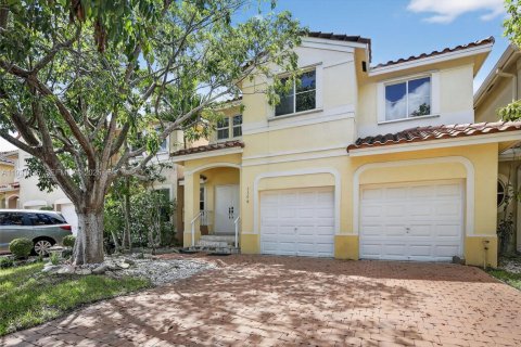 Townhouse in Miramar, Florida 4 bedrooms, 163.6 sq.m. № 1990173 - photo 2