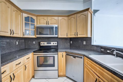 Townhouse in Miramar, Florida 4 bedrooms, 163.6 sq.m. № 1990173 - photo 4