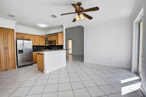 Townhouse in Miramar, Florida 4 bedrooms, 163.6 sq.m. № 1990173 - photo 17