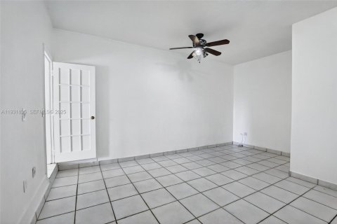 Townhouse in Miramar, Florida 4 bedrooms, 163.6 sq.m. № 1990173 - photo 22