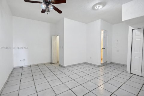 Townhouse in Miramar, Florida 4 bedrooms, 163.6 sq.m. № 1990173 - photo 20