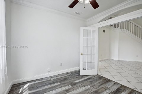 Townhouse in Miramar, Florida 4 bedrooms, 163.6 sq.m. № 1990173 - photo 13