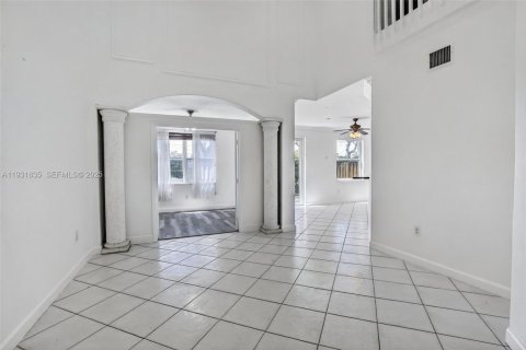 Townhouse in Miramar, Florida 4 bedrooms, 163.6 sq.m. № 1990173 - photo 7