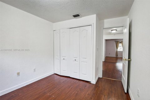 Townhouse in Miramar, Florida 4 bedrooms, 163.6 sq.m. № 1990173 - photo 29