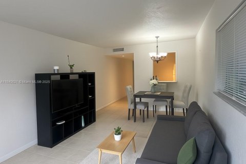 Снять в аренду кондоминиум в Норт-Майами, Флорида 1 спальня, 70.79м2, № 1842757 - фото 2
