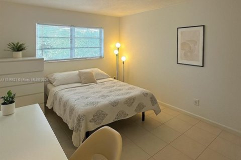 Снять в аренду кондоминиум в Норт-Майами, Флорида 1 спальня, 70.79м2, № 1842757 - фото 1