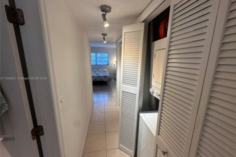 Снять в аренду кондоминиум в Норт-Майами, Флорида 1 спальня, 70.79м2, № 1842757 - фото 9