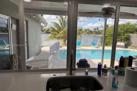 Villa ou maison à louer à Sunrise, Floride: 4 chambres, 168.99 m2 № 1996862 - photo 13