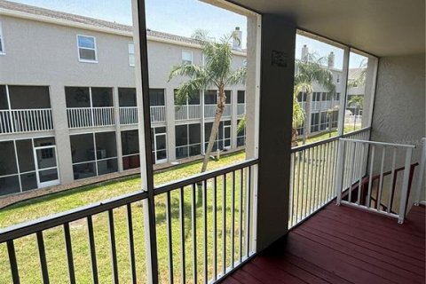 Townhouse in Tierra Verde, Florida 3 bedrooms, 178.19 sq.m. № 2111048 - photo 8