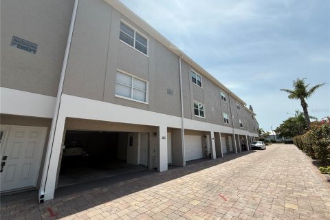 Townhouse in Tierra Verde, Florida 3 bedrooms, 178.19 sq.m. № 2111048 - photo 2