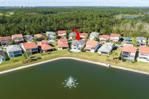 House in Orlando, Florida 5 bedrooms, 354.52 sq.m. № 1801561 - photo 5