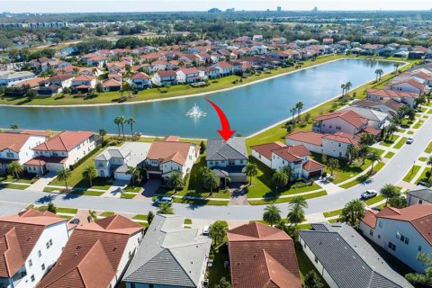 House in Orlando, Florida 5 bedrooms, 354.52 sq.m. № 1801561 - photo 4