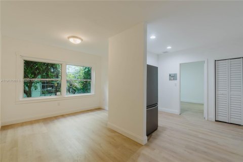 Condo in Miami Beach, Florida, 1 bedroom  № 1973577 - photo 1