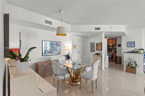 Condo in North Bay Village, Florida, 2 bedrooms  № 1420377 - photo 7