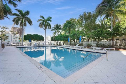 Condo in North Bay Village, Florida, 2 bedrooms  № 1420377 - photo 29