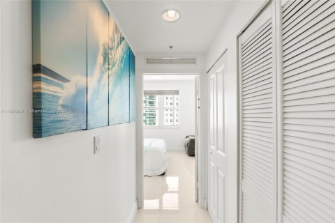 Condo in North Bay Village, Florida, 2 bedrooms  № 1420377 - photo 13