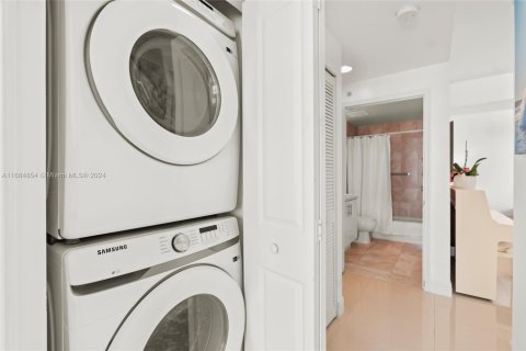 Condo in North Bay Village, Florida, 2 bedrooms  № 1420377 - photo 21