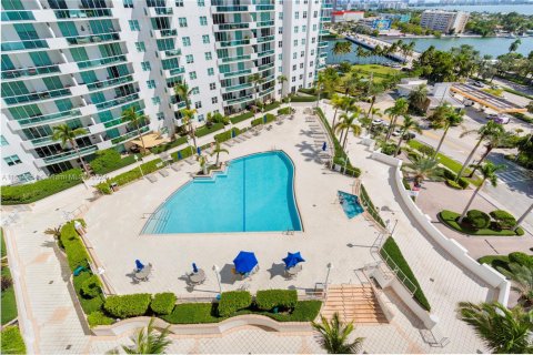 Condo in North Bay Village, Florida, 2 bedrooms  № 1420377 - photo 19